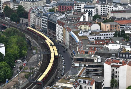 　　2023年5月23日，列车在德国柏林市区行驶。新华社记者任鹏飞摄