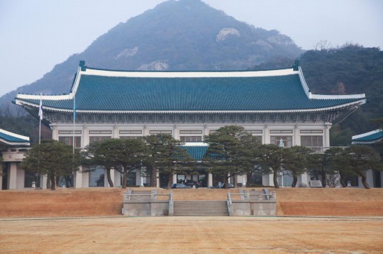 　　2025年12月29日，在韩国首尔，韩国总统李在明乘坐的车辆抵达青瓦台。新华社记者姚琪琳摄