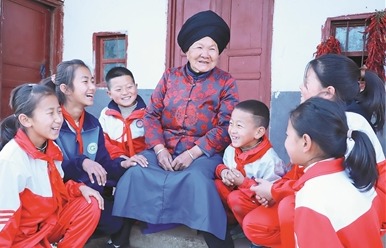 王佳美给寨子里的孩子讲故事。宋邦辉 摄