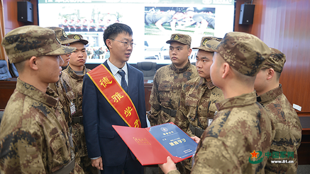 李鼎（左四）向预定新兵分享自己的经历。王希明 摄