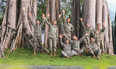 官兵在树下休息。魏小龙 摄