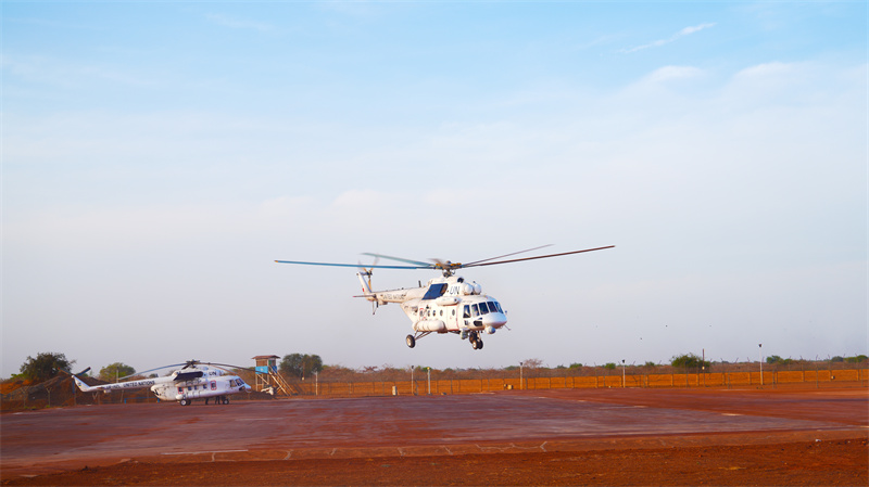 中国维和直升机分队前往任务点执行撤离任务 黄浩摄