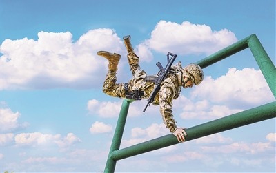 何世江翻越障碍。何其骏摄影报道