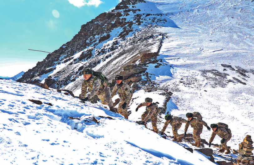  连日来，新疆军区别迭里边防连官兵执行巡逻任务。邱天伦摄