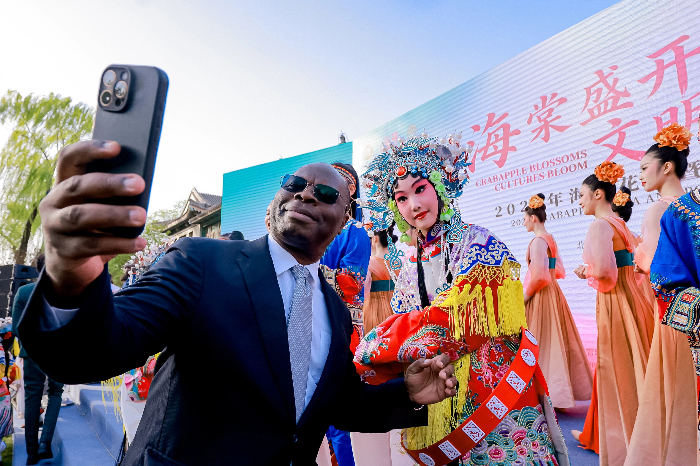 外方嘉宾与京剧小演员合影留念。 中国宋庆龄基金会供图