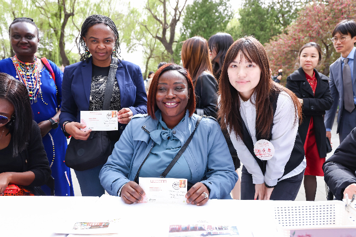 外方嘉宾寄递2026年海棠花荟纪念明信片。 中国宋庆龄基金会供图